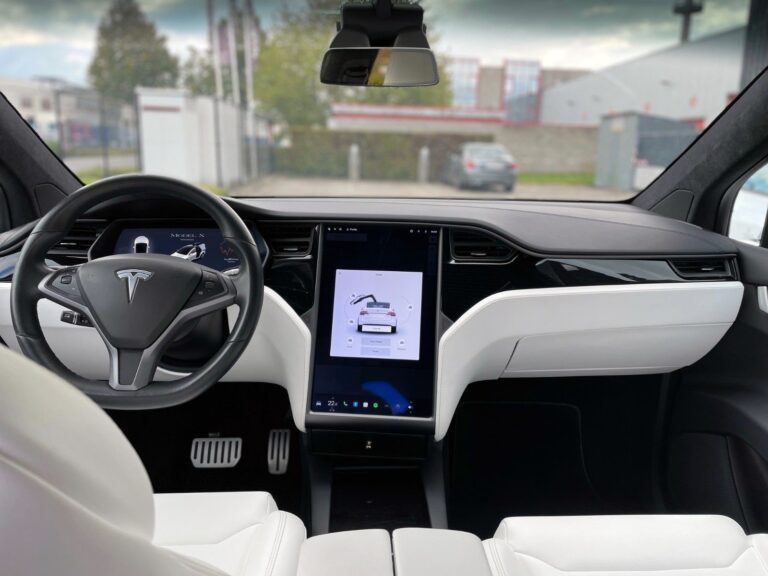 Premium audiosüsteem, vaikne elektrimootor, avar salong koos panoraamklaasiga. Rendi Tesla Model X koos juhiga Tallinnas.