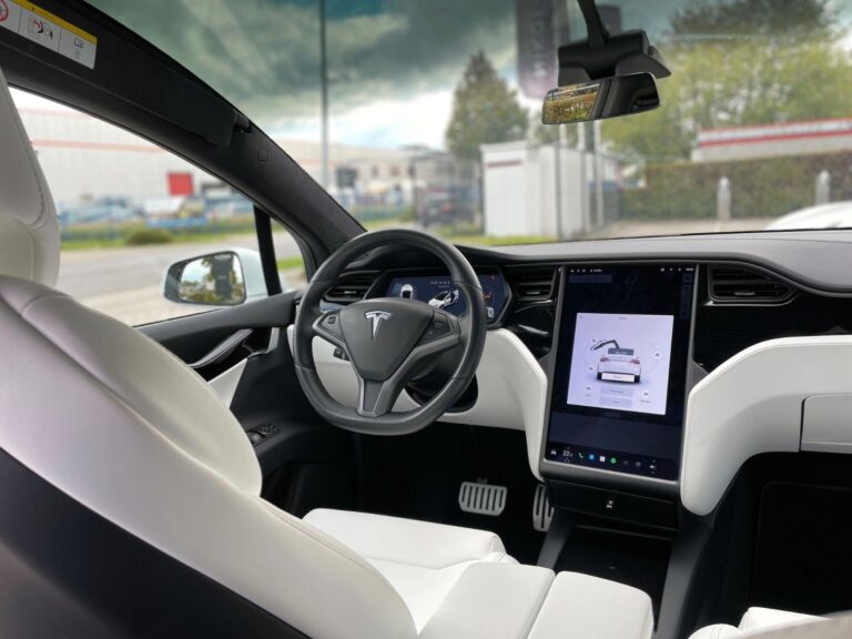 Broneerides Tesla Model X-i transfeer, valite maailma kõige turvalisema crossover-sõiduki.