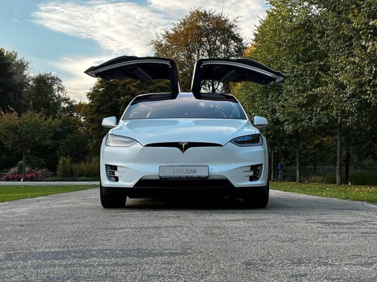 Tesla Model X-i uste avamine on nagu maagiline show. Broneerige oma transfeer Teslaga juba täna!