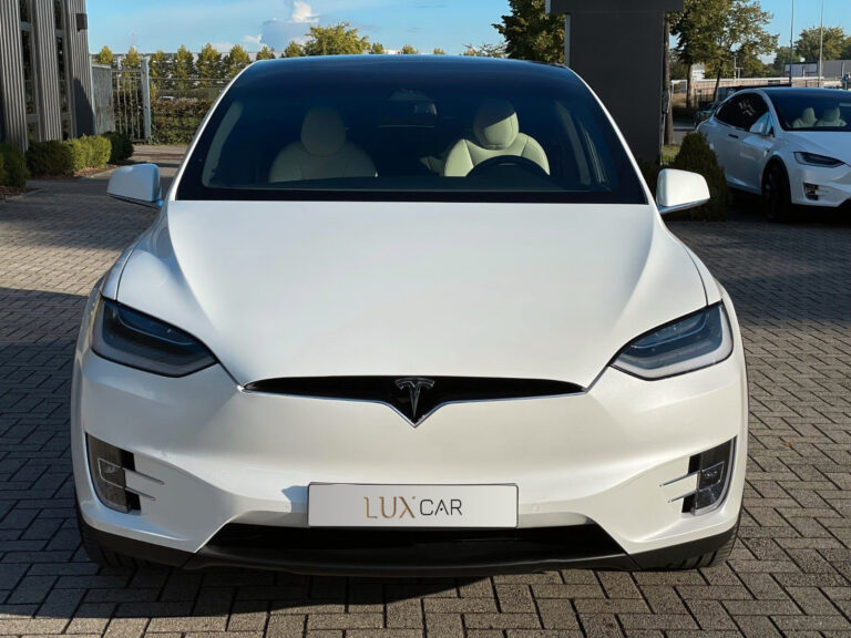 Soovite transfeer Tallinnas ilma ummikuteta? Broneerige Tesla Model X elektriauto.